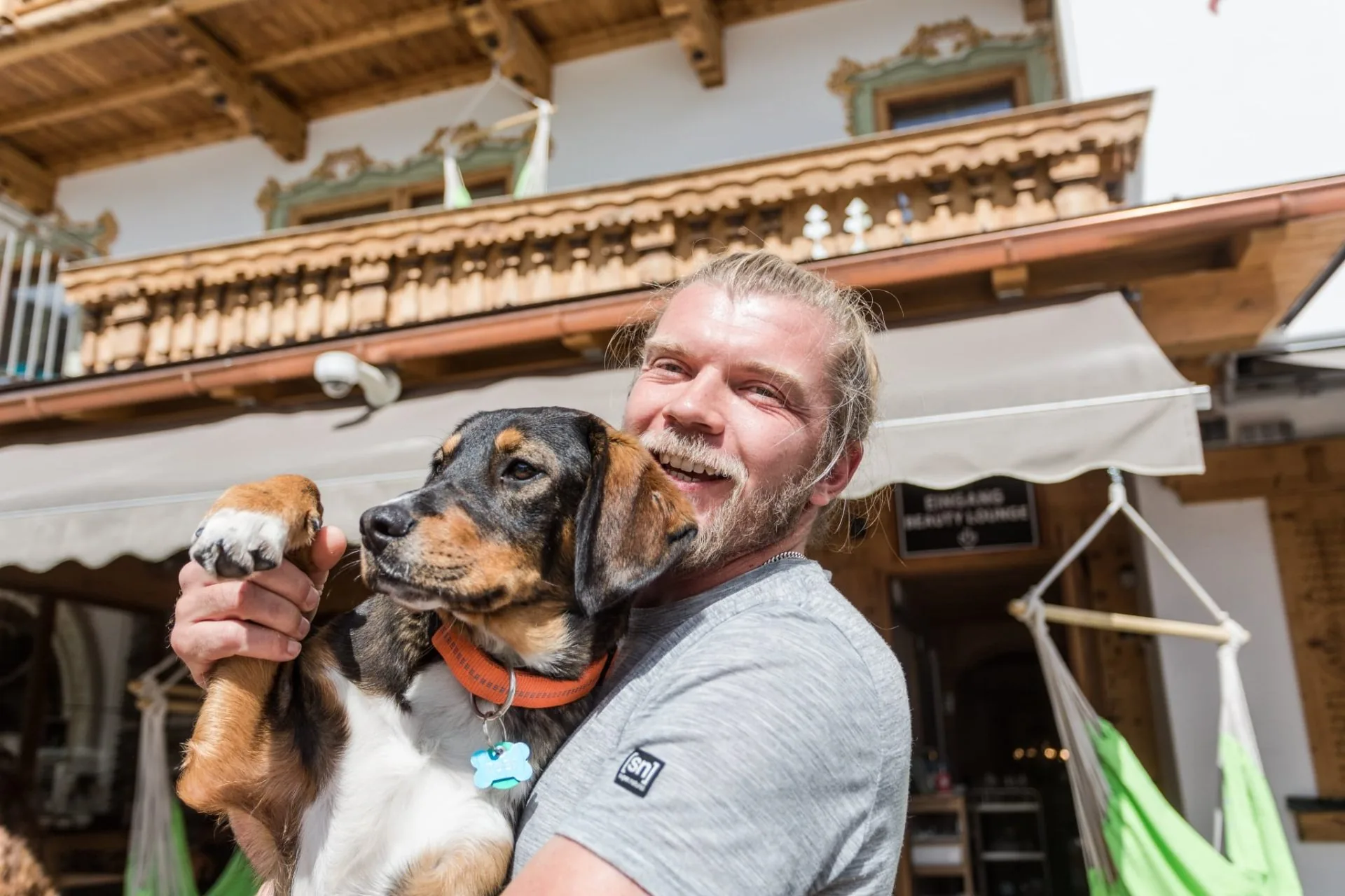 Hotelier mit Hund vor dem Alpenhotel Tyrol